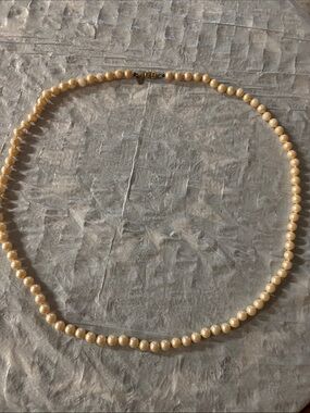 Lustrous Cream Pearl Strand Necklace with Gold Clasp